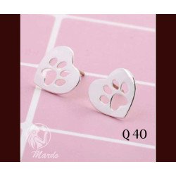 Un par de pendientes de acero inoxidable con motivos de corazón hueco y garras de gato